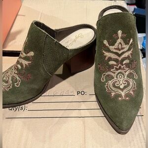 NWOT Seychelles Olive Embroidered Mules